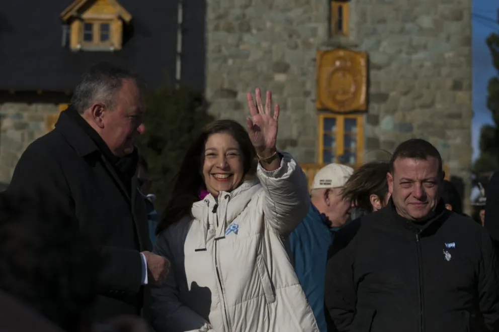 Gennuso y Arabela encabezaron el acto del Día de la Independencia con mensajes de “paz y diálogo”