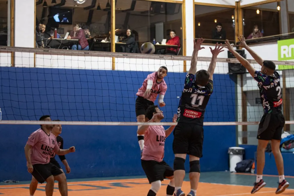 Se define la primera etapa de varones con atractivos partidos en Bariloche Vóley Club
