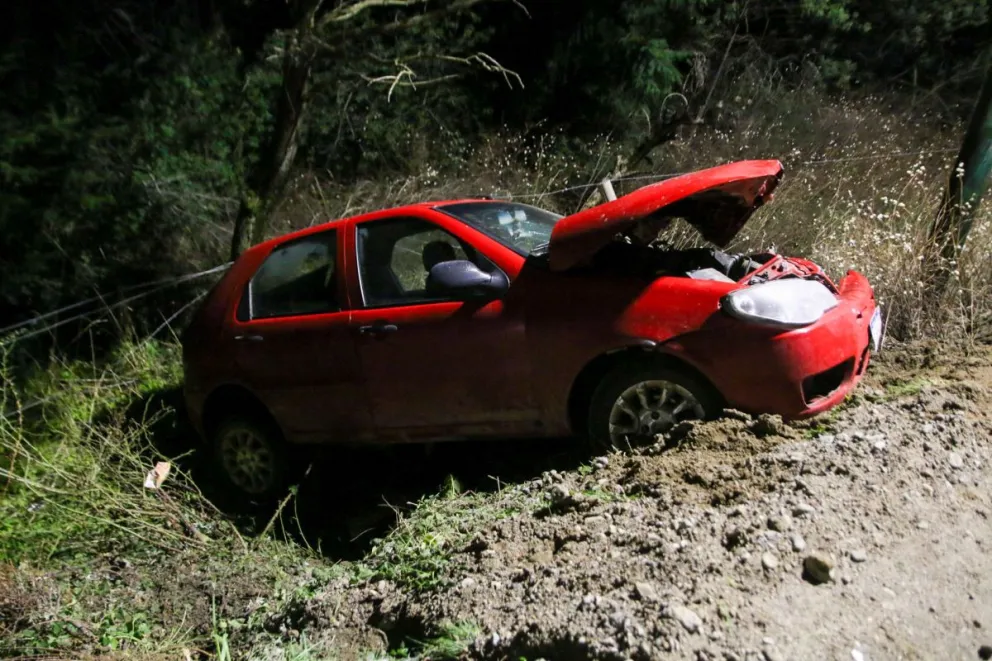 Conductor perdió el dominio de su auto por hielo y chocó en Pioneros