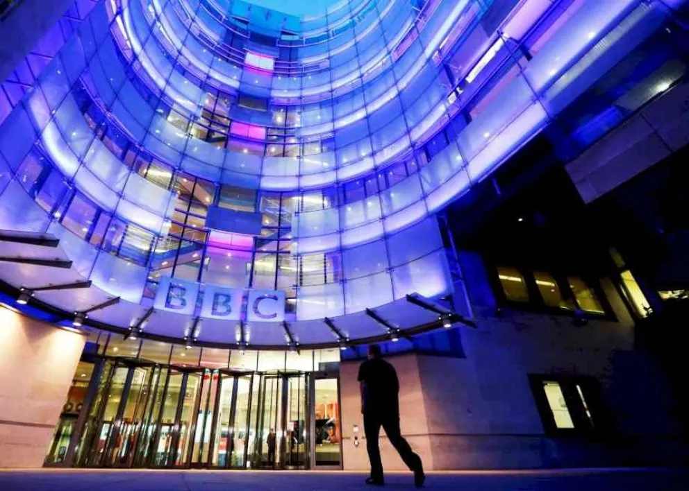 Terrible: un conductor de la BBC fue suspendido por pedirle a un menor fotos sexuales