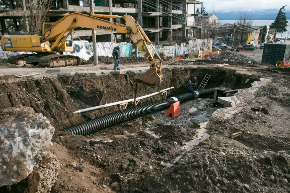 Avanzan en la reparación del pluvial de Ruiz Moreno junto a Vialidad Provincial
