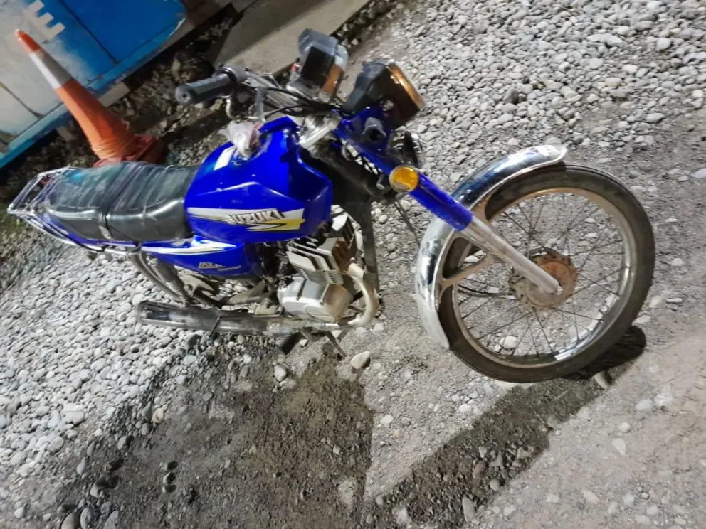 Quiso escapar de un control policial porque manejaba una moto robada