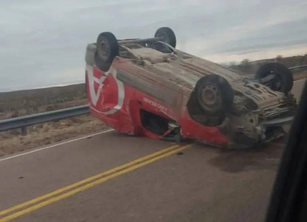 Una camioneta de Andreani volcó en la ruta 23 y el conductor resultó herido