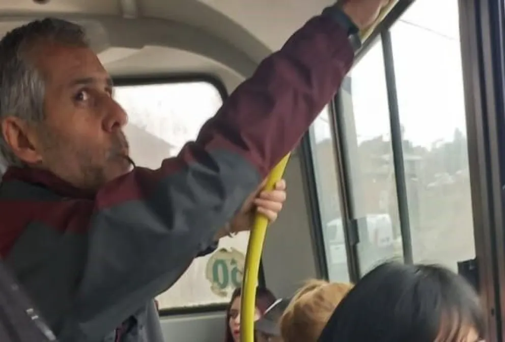 Mal viaje para Chamatrópulos en una línea de colectivos: lo increparon por filmar