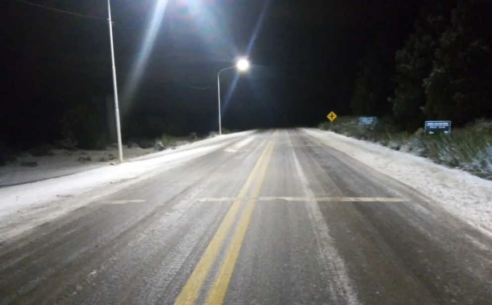 Extrema precaución entre Bariloche y El Bolsón por hielo y baja adherencia