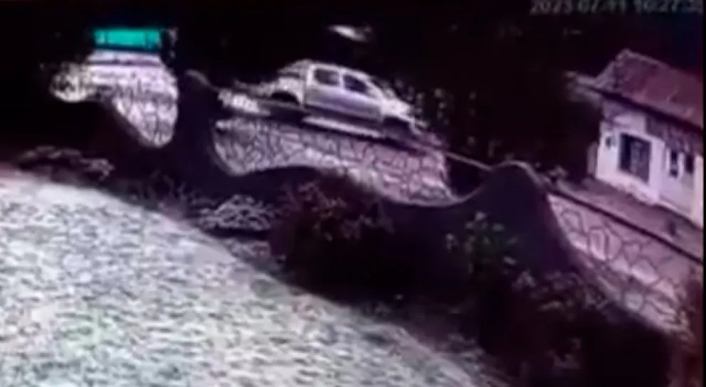 Una camioneta chocó una casa debido al hielo en el asfalto