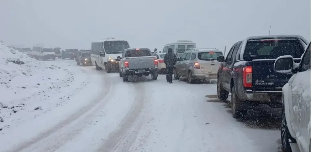 Caos vehicular en la ruta de acceso al cerro Chapelco 