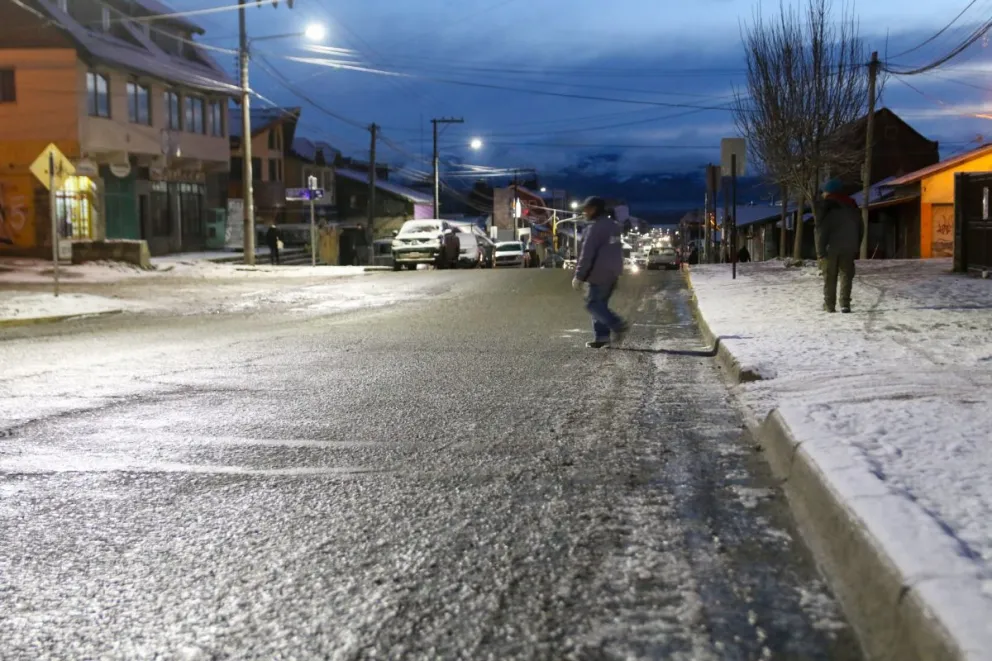 Bariloche amaneció “helado” y hubo mucho trabajo para despejar calles y veredas