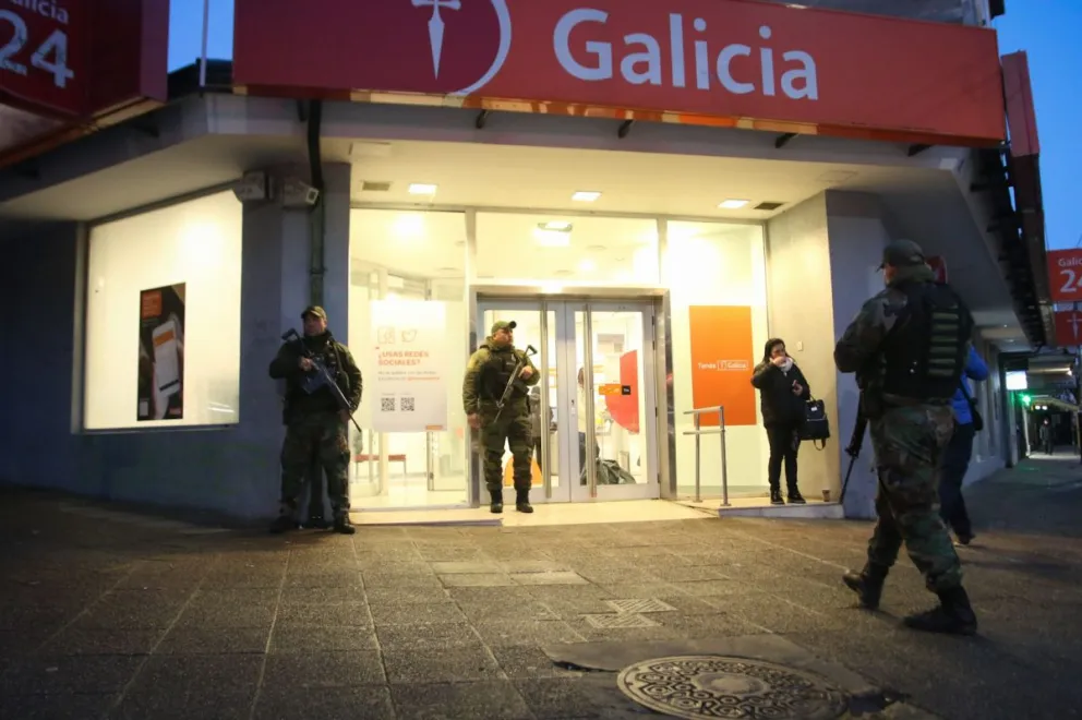 Desconocidos causaron daños en los cajeros de un banco céntrico