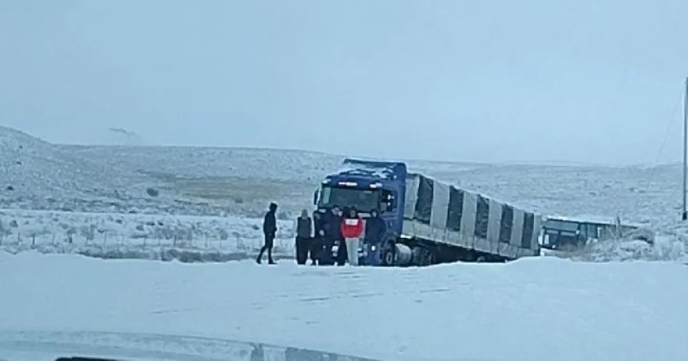 Camión y colectivo quedaron encajados intentando pasar por el tramo de la 23 que estaba cerrado