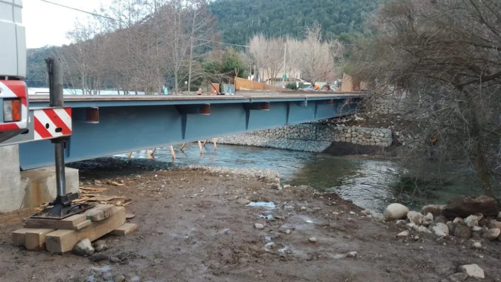 Ya están colocando el nuevo puente Centenario en Villa Los Coihues