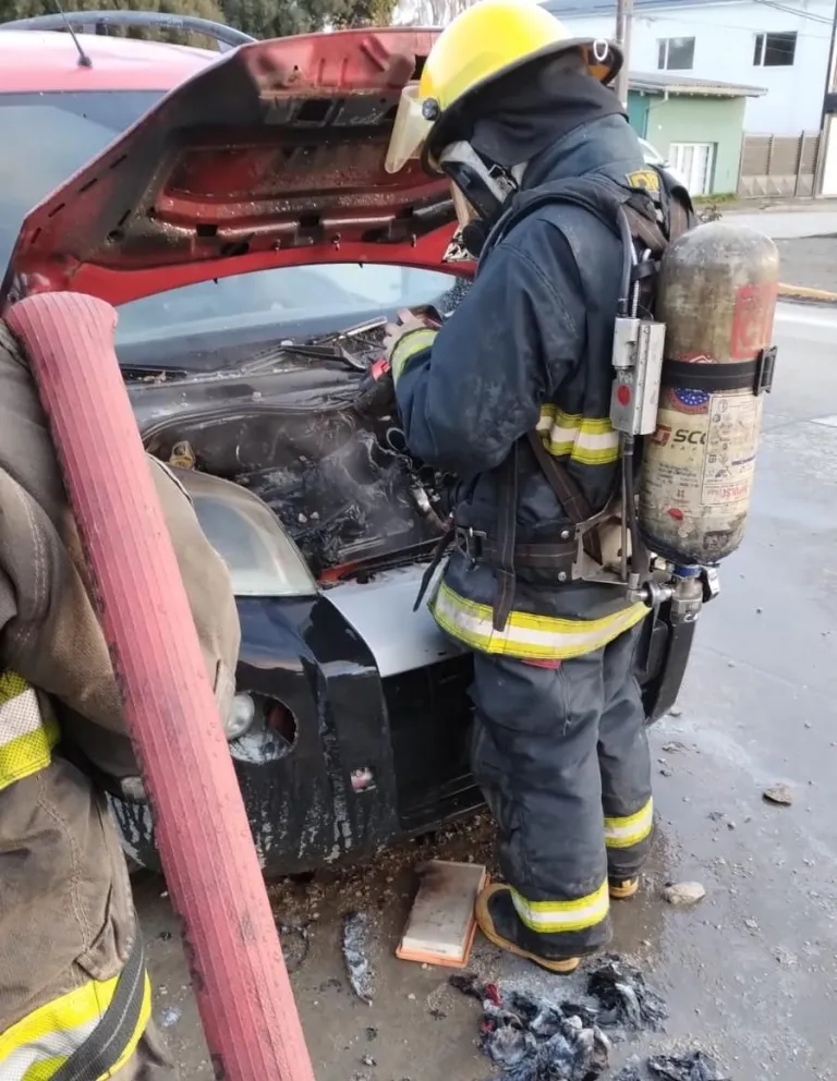 Conductor dejó un trapo en el motor y empezó a prenderse fuego