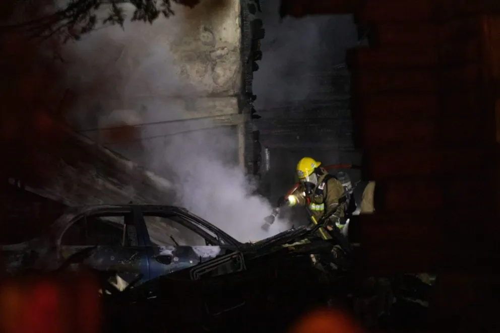 El fuego consumió dos cabañas y un vehículo en el oeste de Bariloche
