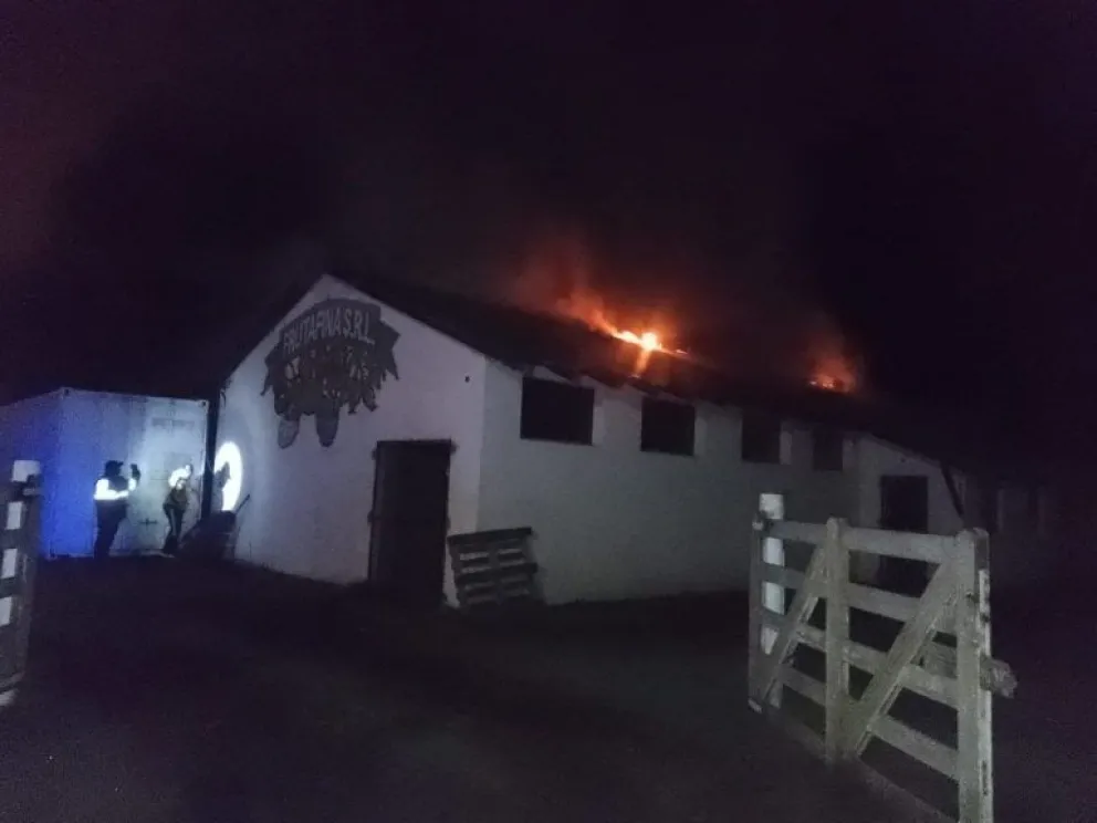 Bomberos debieron intervenir a la medianoche en el incendio en una dulcería 