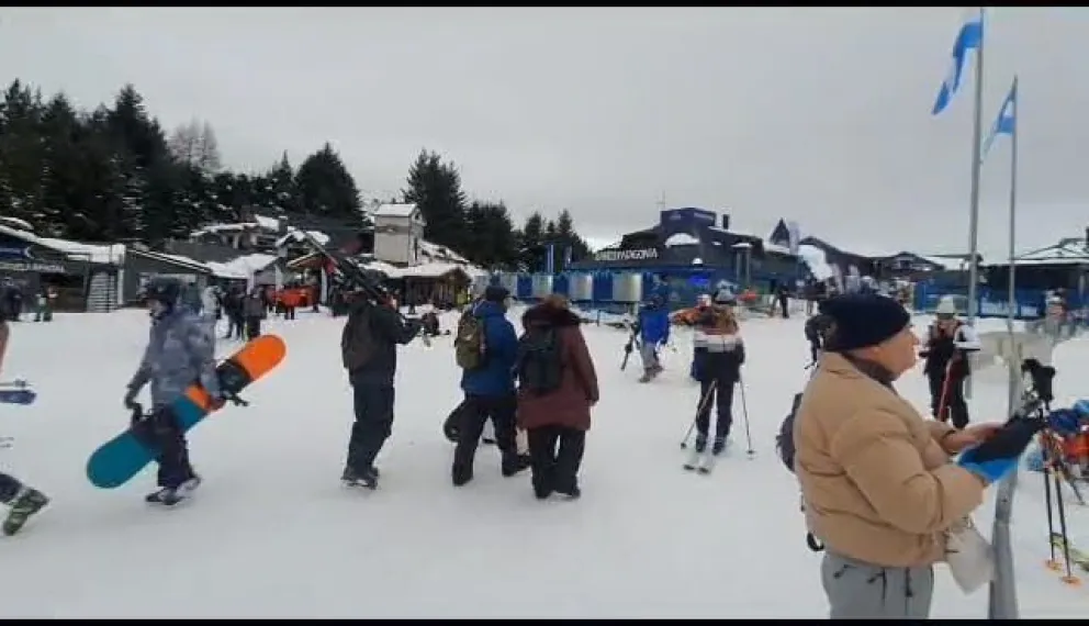 Después de la nevada de anoche se mantienen los horarios normales en el cerro Catedral  