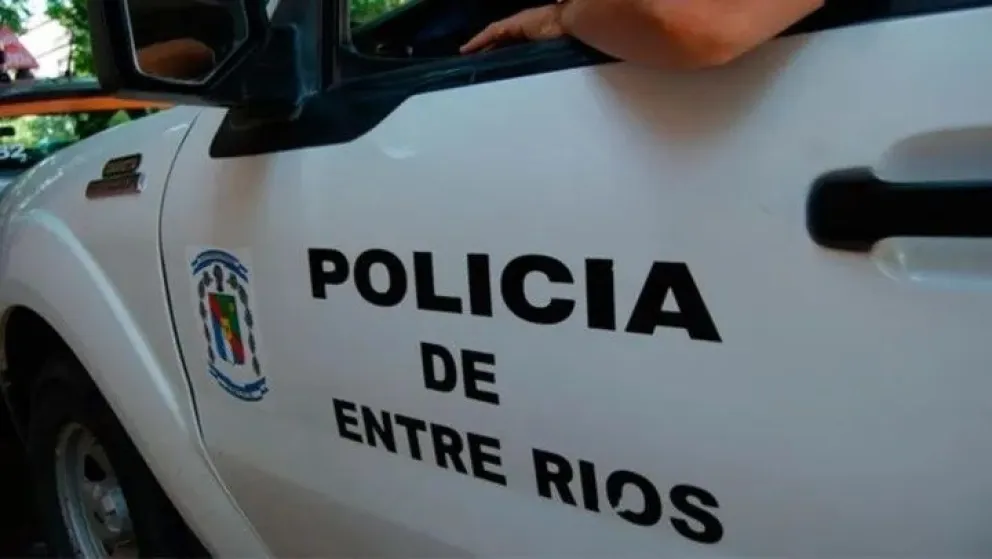 Manejaba alcoholizado, quiso evadir un control y chocó a un policía