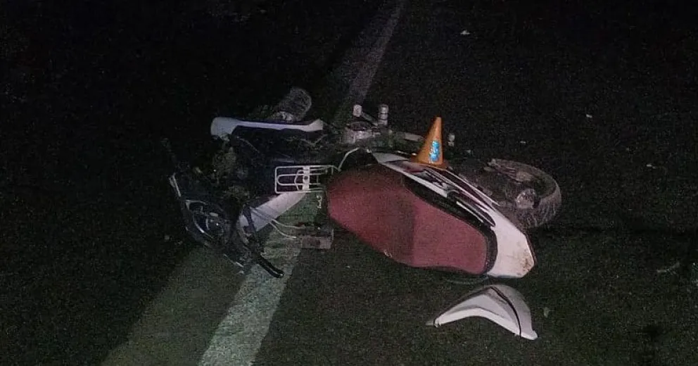 Joven motociclista sufrió graves heridas al chocar con un auto cuyo conductor giró en “u” 