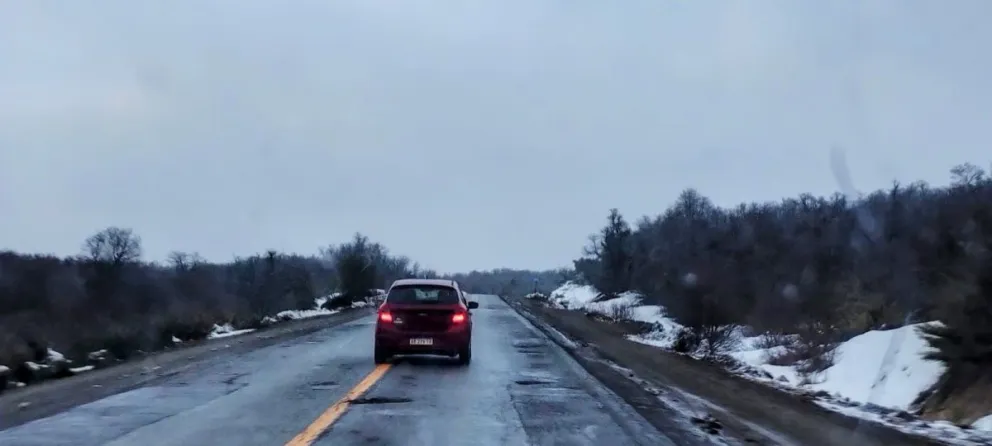 Ruta 40: precaución por calzada mojada en la zona de Mascardi