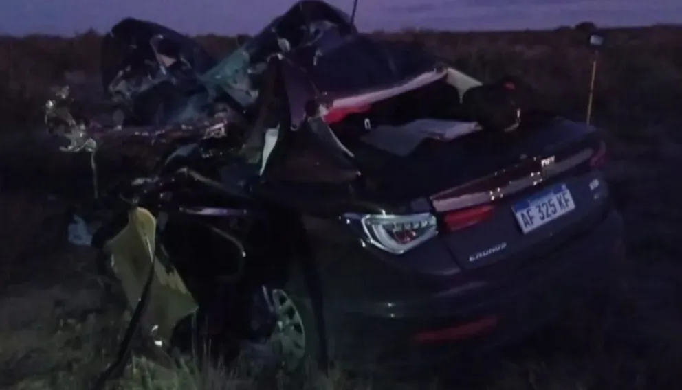 Un auto terminó abajo de un camión: tres personas fallecieron en Ruta 3
