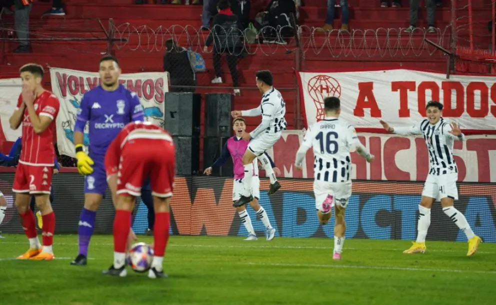 Se posterga el festejo: Talleres sobre el final le ganó a Huracán y mantiene la ilusión