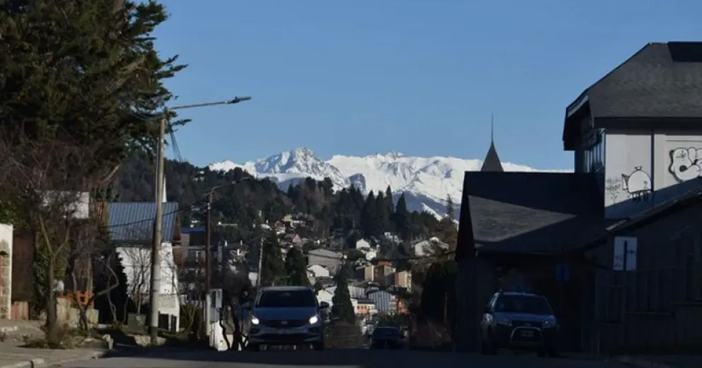 Domingo con el sol brillando sobre Bariloche: ¿vuelve a llover y nevar en la semana?