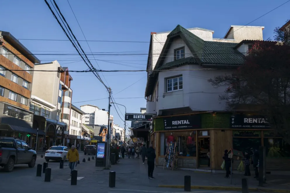 Curioso accionar de delincuentes: robaron en dos comercios del mismo rubro ubicados en calle Mitre 