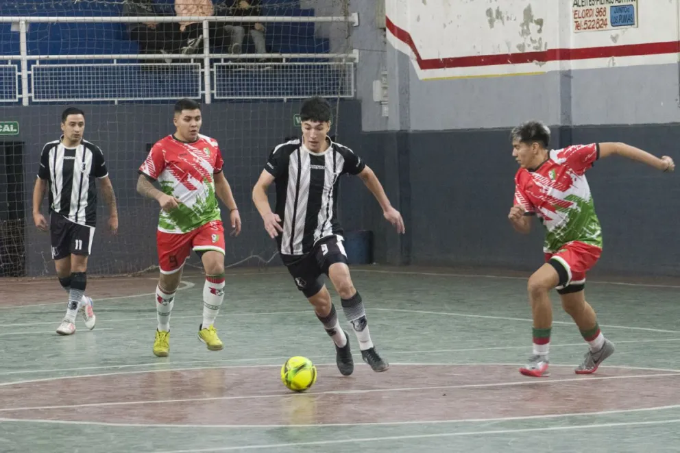 Se juegan los cruces de ida en la Primera A y B