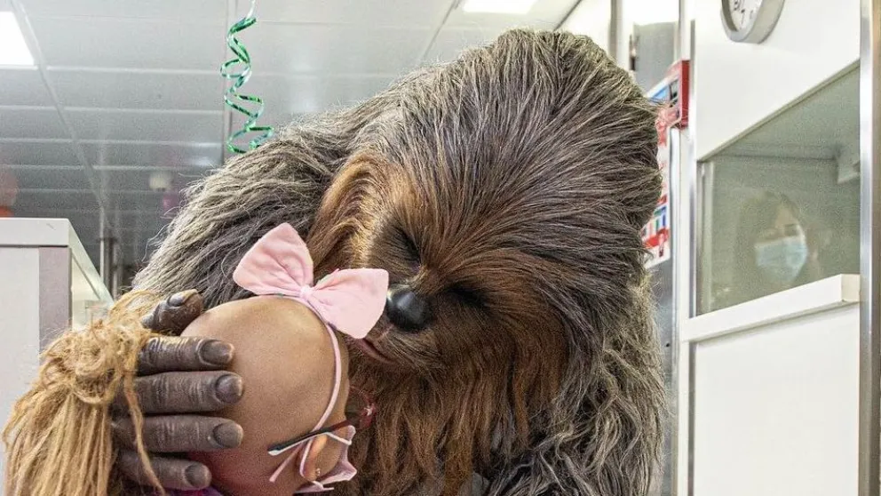 Luego de que operaron a su hijo se transformó en Chewbacca para repartir felicidad