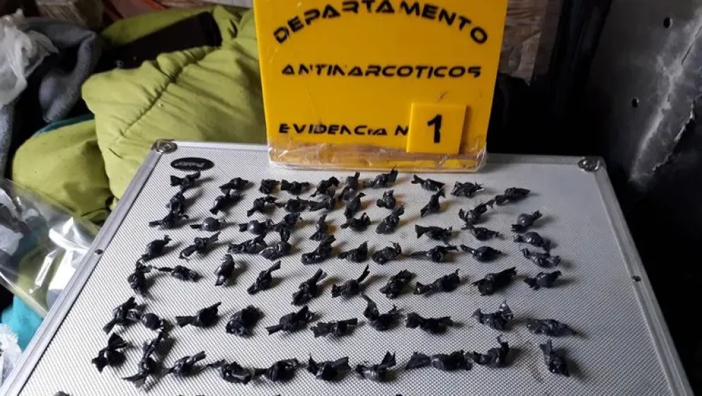 Encontraron un arma no reglamentaria y grandes dosis de cocaína en la casa de un policía neuquino