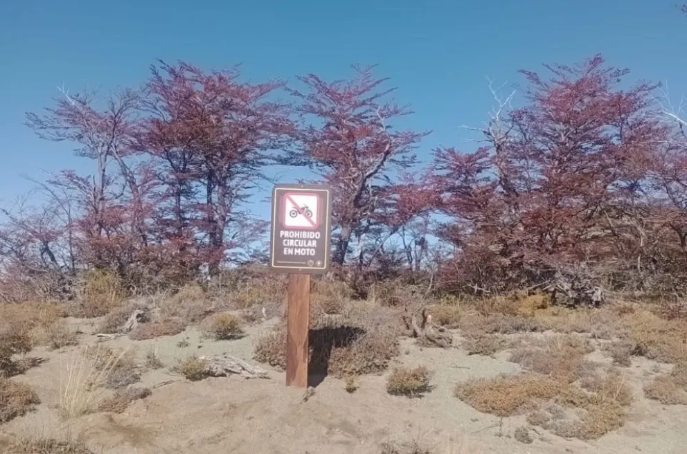 Arrancaron los carteles que prohibían circular en moto en un área protegida de Bariloche