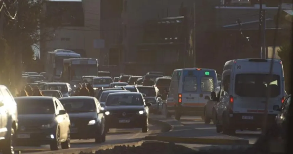 Todas las escuelas del país de vacaciones: las calles de Bariloche, colmadas de vehículos y gente