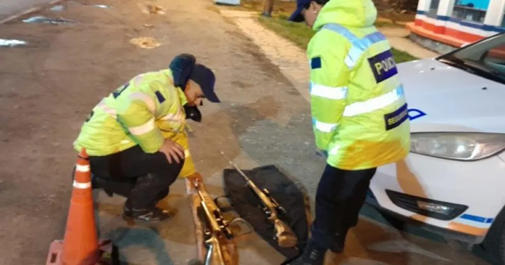 Llevaba dos armas de fuego en su auto y fue sorprendido durante un control en Las Chacras