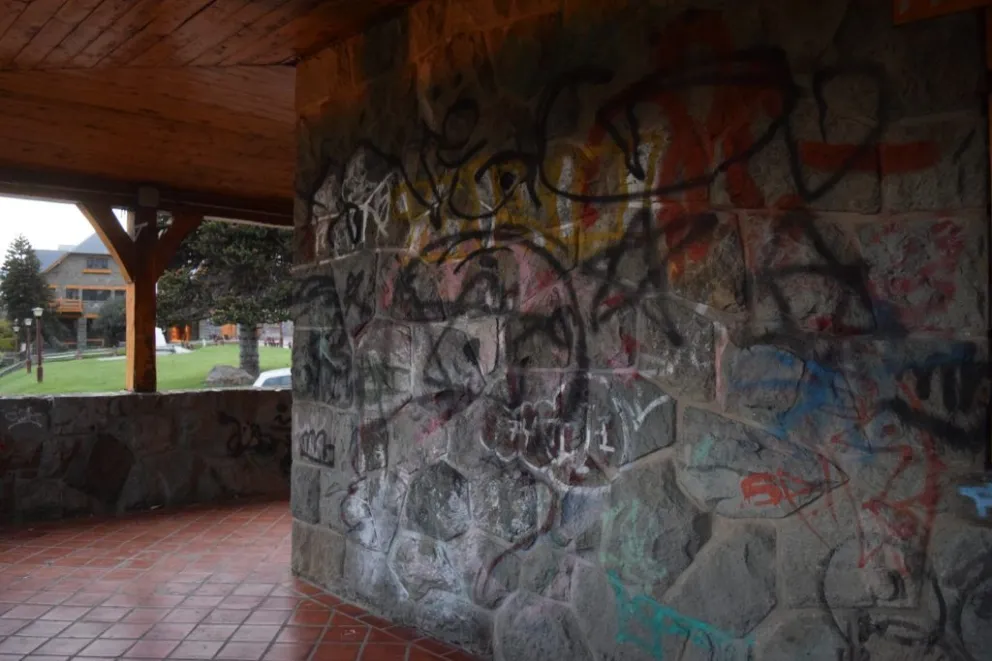 Gennuso habló de “vandalismo, discursos de odio” y señaló las pintadas mapuches y antimapuches