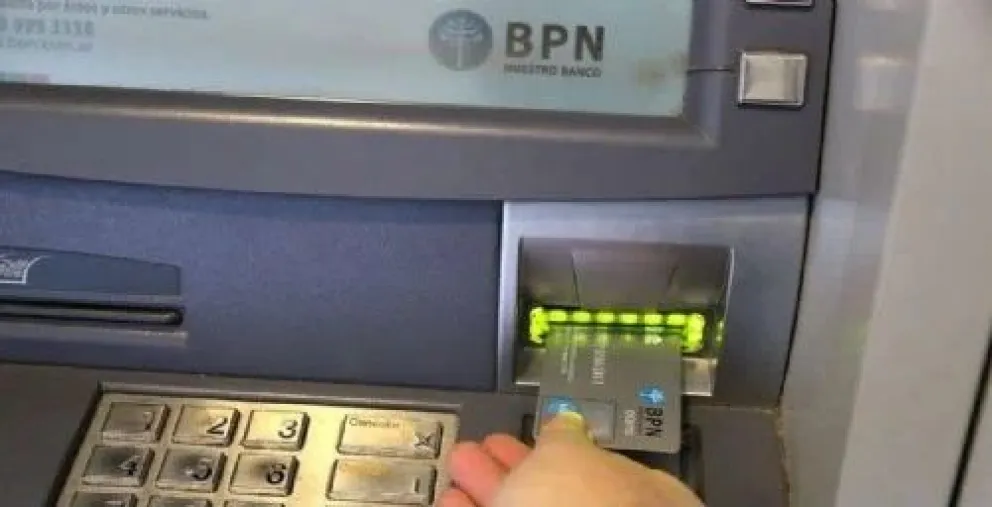 Una empleada le robó la tarjeta de débito y se hizo transferencias por más de 800 mil pesos