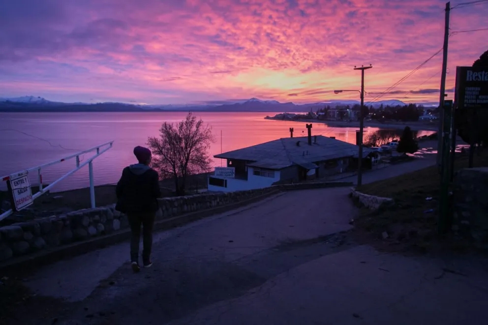 Así amaneció en Bariloche y la ciudad quedó “rosada”