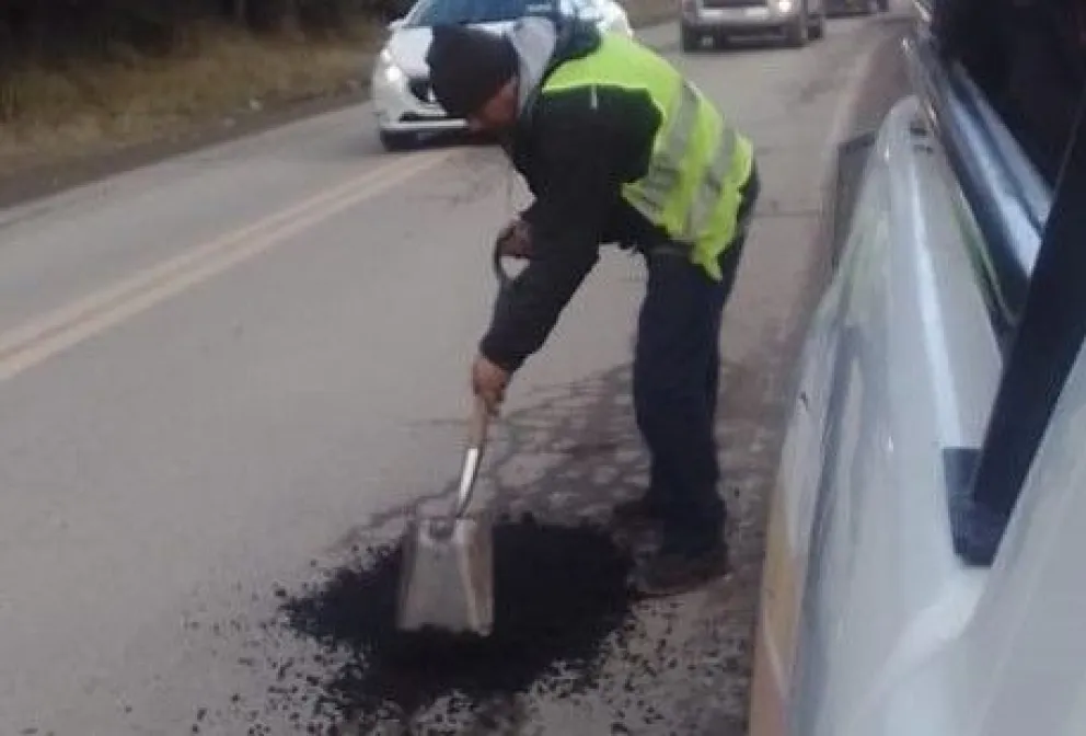 Continúan los trabajos de bacheos en avenida de los Pioneros 