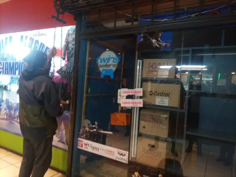 Se puso violento cuando le clausuraron el local y terminó detenido