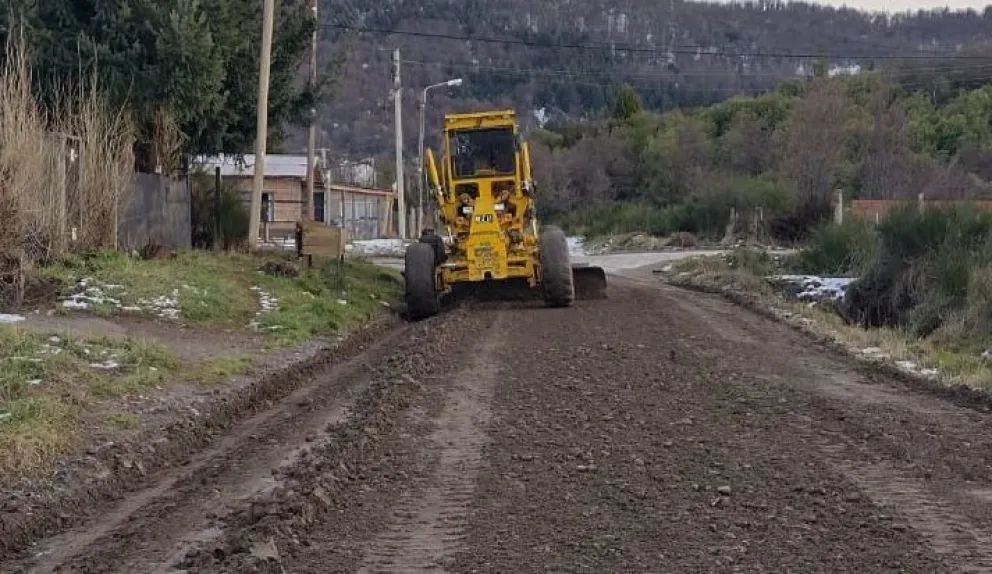 En todas las delegaciones se encuentra trabajando la máquina vial en la reparación de caminos