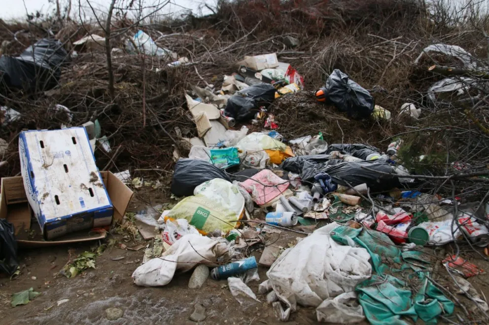 No para de crecer la montaña de basura entre El Cóndor y Esandi  