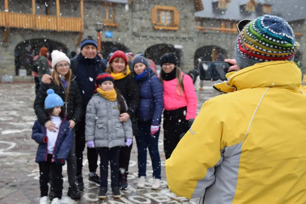 Por la tarde empezó a nevar en la ciudad, para el disfrute de turistas y locales