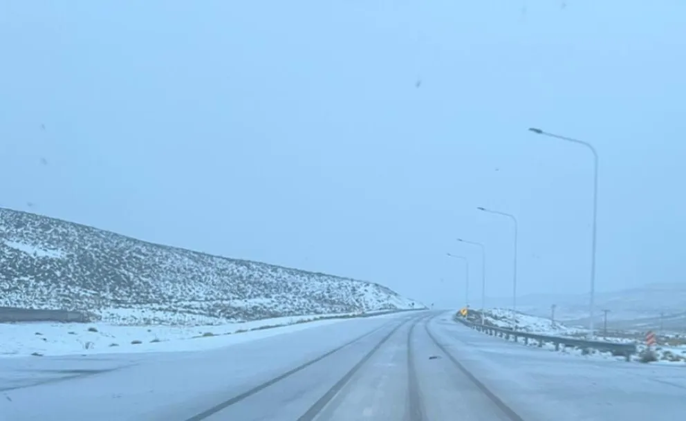 Piden extremar precauciones en las rutas 40 y 23 por acumulación de nieve