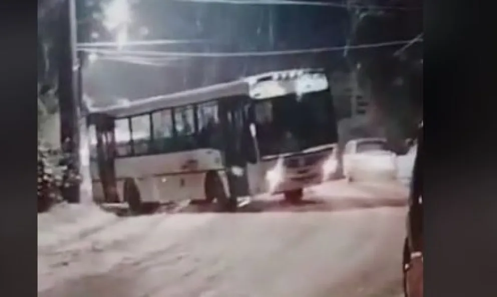 VIDEO: Un colectivo de la línea 50 patinó en plena subida y le pegó a un poste de luz 