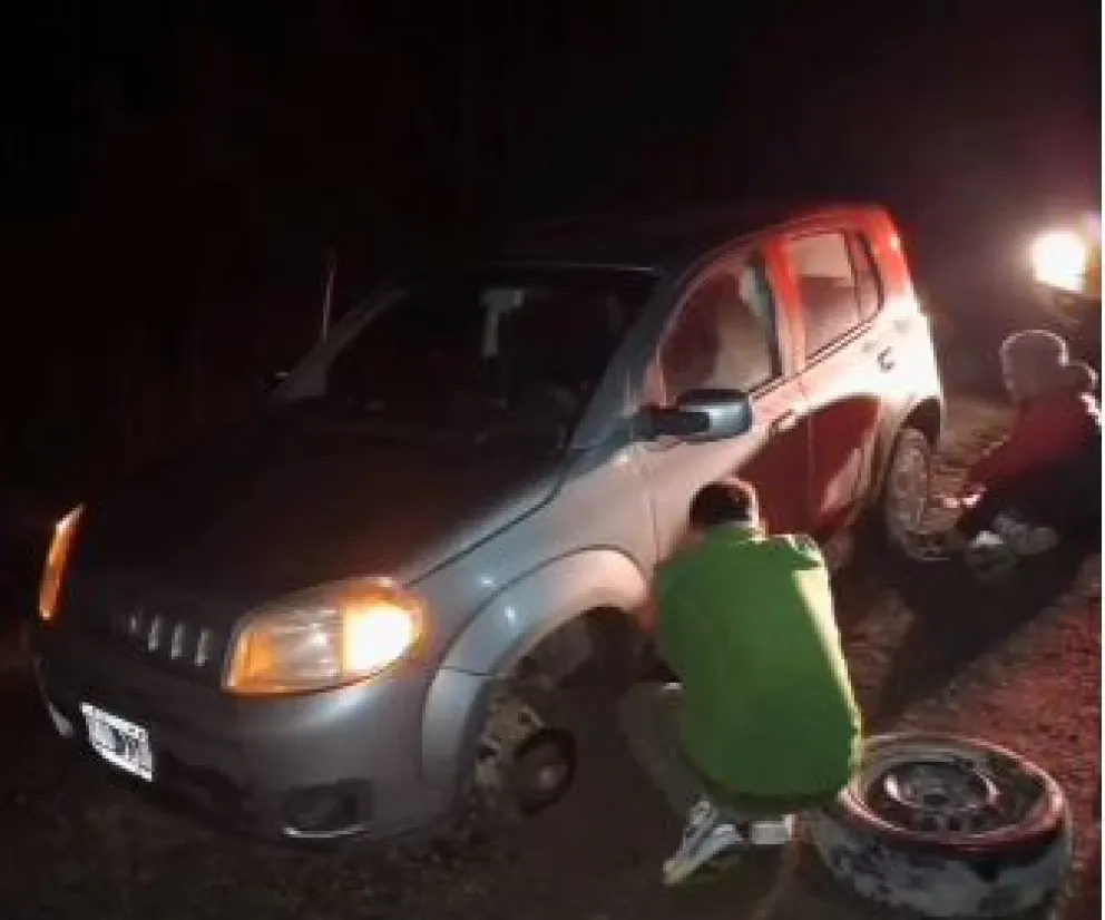 Se le reventaron dos cubiertas transitando la Ruta 40 y tuvieron que asistirlo los Bomberos  