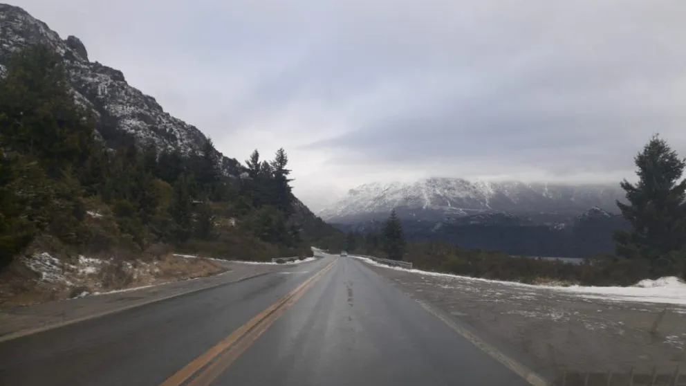 Sectores de calzada húmeda, barro y bancos de niebla en rutas 40 y 23 