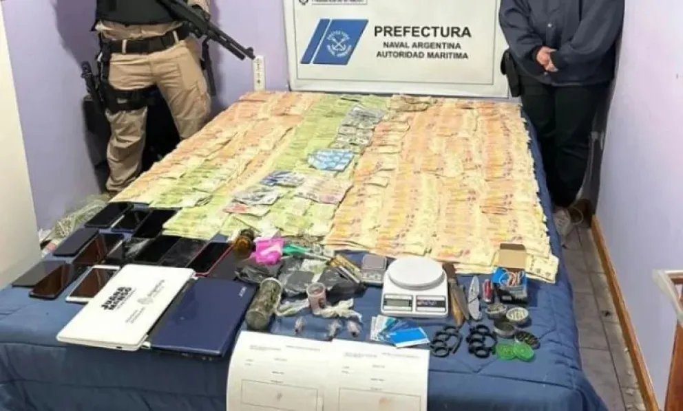 En allanamientos simultáneos, Prefectura secuestró marihuana, armas y una máquina de contar billetes