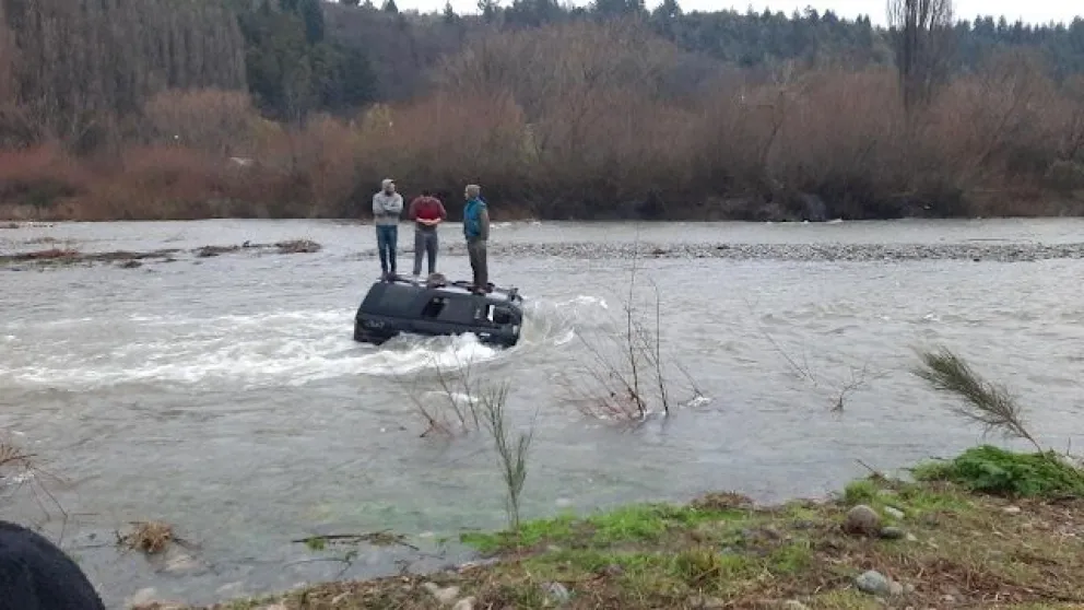Intentaron cruzar el río Quemquemtreu, pero los arrastró la correntada
