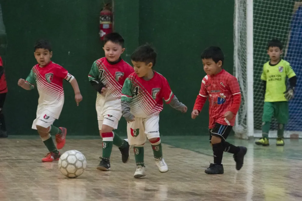 Los pibes salen a la cancha