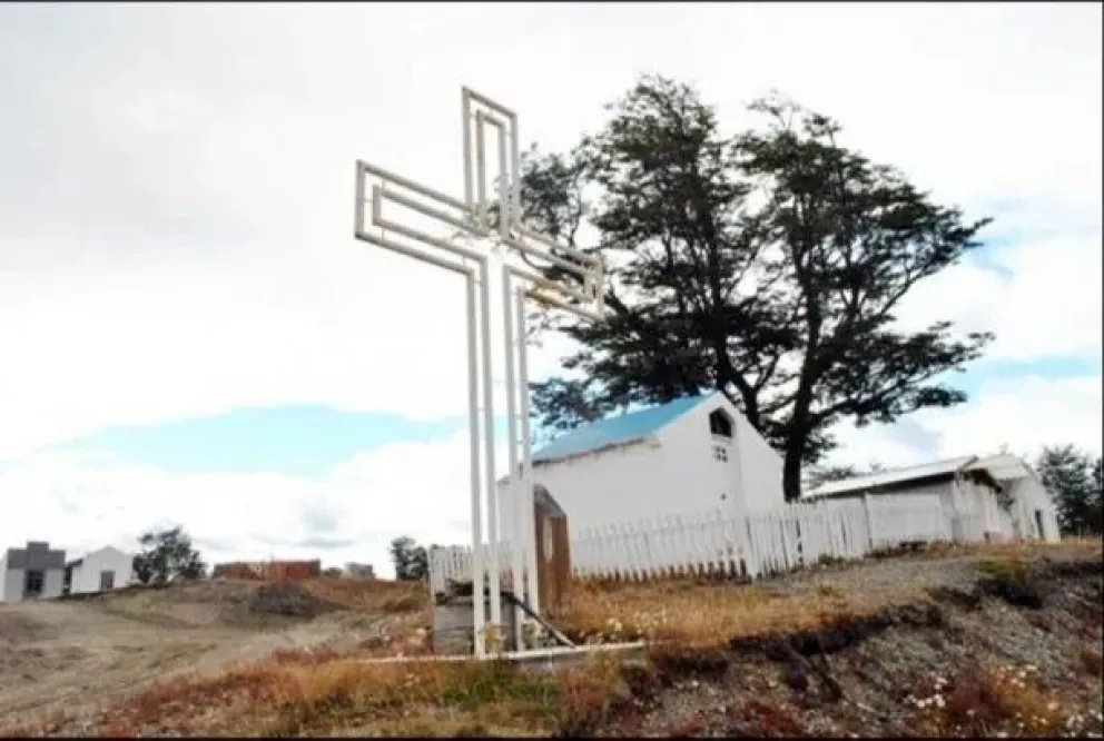 Un hombre abusó de su hija hasta matarla, quiso visitar su tumba y la madre de la víctima lo echó a insultos