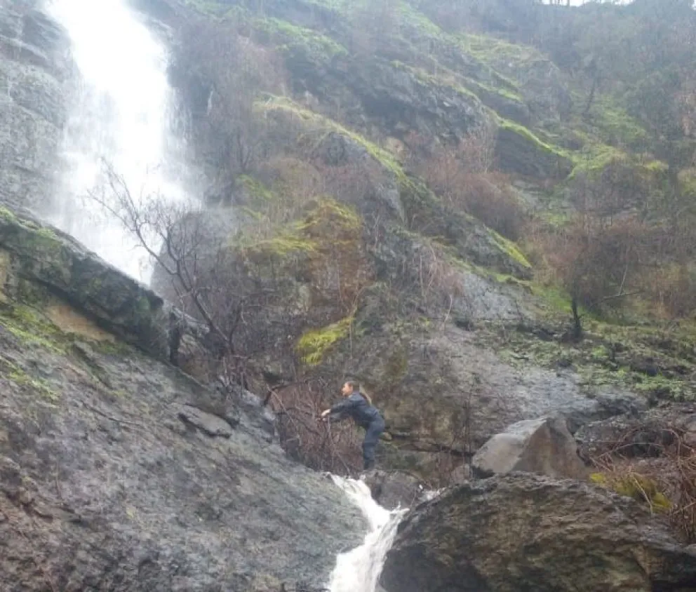 Una policía rescató a un niño al borde de una cascada 
