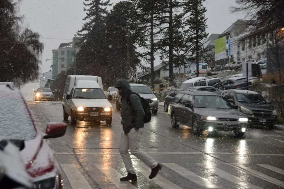 Un regalo para los turistas: comenzó a nevar en Bariloche